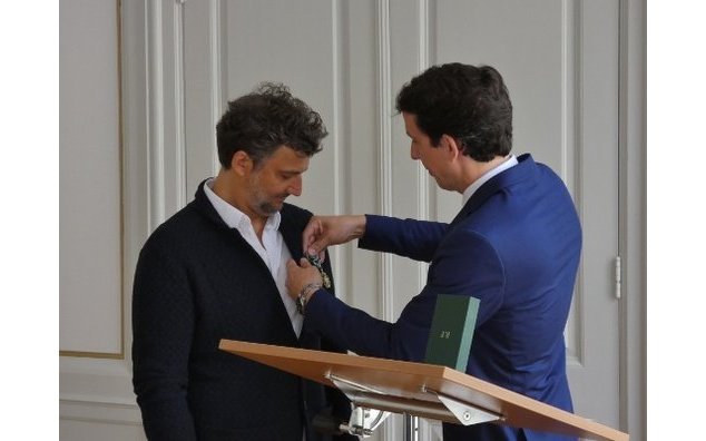 M. Thomas Vautravers remet les insignes de l'Ordre des Arts et des Lettres à M. Jonas Kaufmann